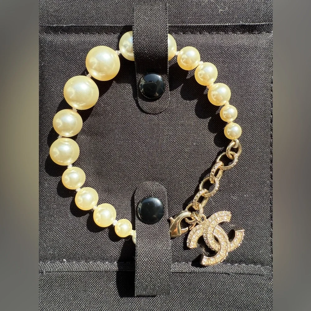 Chanel 19V Graduated Pearl Crystal Crystals CC Logo Charm Pendant Bracelet Gold - Picture 3 of 13